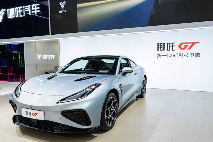 重庆79哪吒汽车在智能汽车领域的表现，领途汽车在新能源汽车市场中的影响力